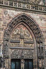 Fototapeta premium Gothic facade of Saint Lawrence (Lorenz, 1477) church in the old town of Nuremberg, Bavaria, Germany.