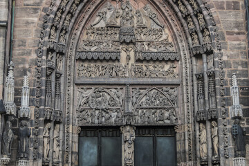 Fototapeta premium Gothic facade of Saint Lawrence (Lorenz, 1477) church in the old town of Nuremberg, Bavaria, Germany.
