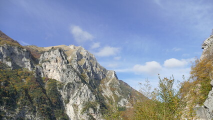 foto montanga e nuvole