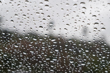 雨の日の窓の水滴