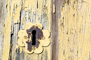 old  keyhole on vintage  wooden door , background