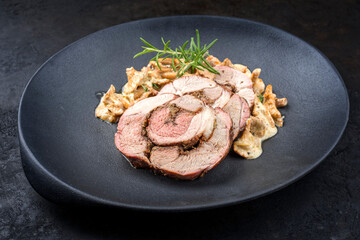 Traditioneller französischer geschmorter Lammbraten aufgeschnitten mit Pfifferlingen in Rahmsauce...