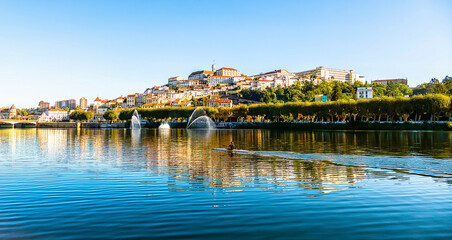 Fototapeta na wymiar Canoagem no rio Mondego em Coimbra