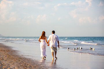 Fototapeta na wymiar wedding couple walking on the beach