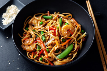Asian noodles with shrimps and vegetables