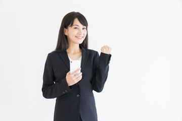 スマートフォンを見る女性　ビジネス
