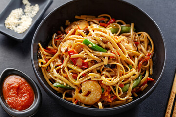 Asian noodles with shrimps and vegetables