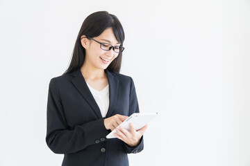 タブレットコンピューターを見る女性　ビジネス