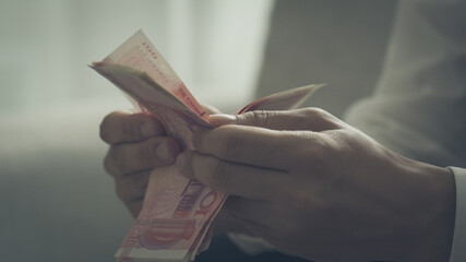 中国元を数える人