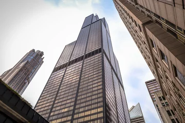 Photo sur Plexiglas Chicago A Chicago tower from street level