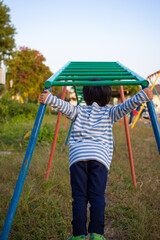 Fototapeta na wymiar 岐阜県岐阜市の公園で遊ぶ日本人の少年