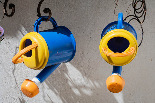 juego de dos regaderas gemelas como muestra de mellizos con fondo blanco 