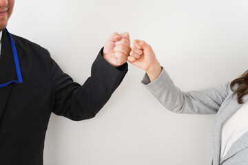 新しい生活様式の握手をするビジネスパーソン