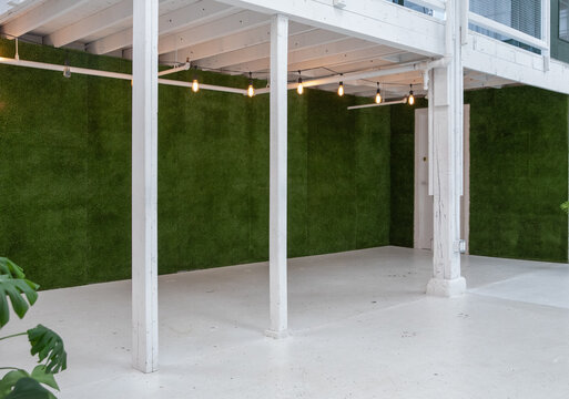 espace vide avec mur recouvert de tapis de gazon artificiel avec lumière d'ambiance