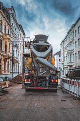 Betonmischer Heckansicht in Baustelle vor Altbau