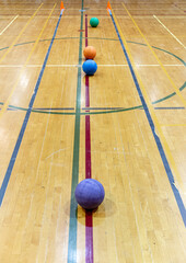 ballons au sol dans un gymnase avec plancher de bois