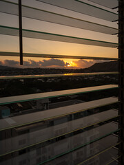 vue à travers des rideaux de verre sur un lever de soleil