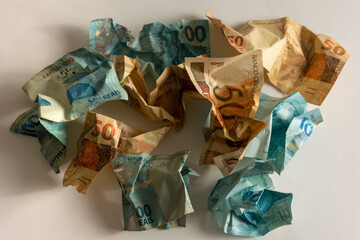 Notas de reais amassadas