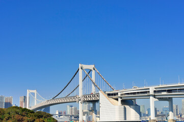 レインボーブリッジと高層ビル