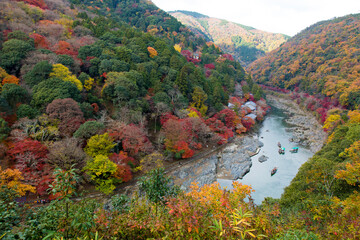 京都嵐山の紅葉と観光船