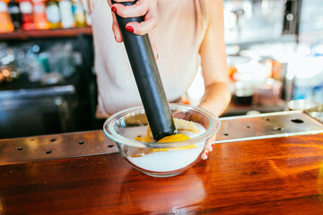 machacando un macerado de limon