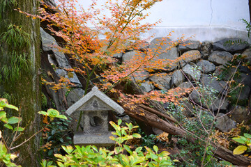 九州小倉城下の紅葉と石灯籠の風景