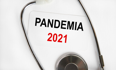 On the card text PANDEMIA 2021, next to the stethoscope.