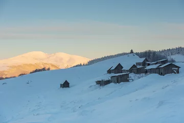 Fotobehang Snowy winter in the Ukrainian Carpathian mountains with traveling tourists © reme80