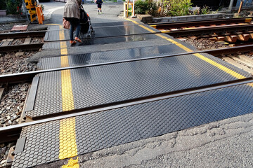 滑り止め加工した踏切