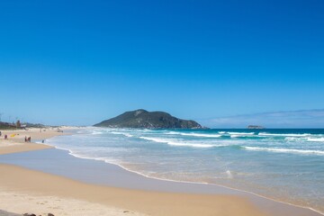 Fototapeta na wymiar ondas azuis na Praia do Santinho, Florianópolis, praia tropical, Santa Catarina, Brasil, florianopolis, 
