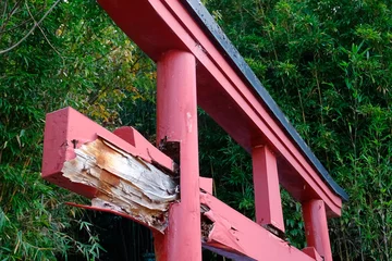 Gordijnen Torii Gates 老朽化した神社の木製鳥居  © Paylessimages
