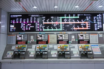 Zelfklevend Fotobehang 京都市地下鉄の券売機と路線図 © Paylessimages