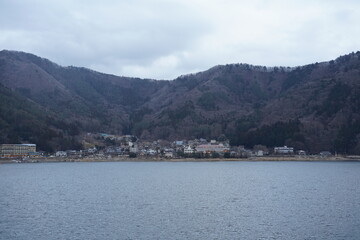 曇り空の河口湖の風景