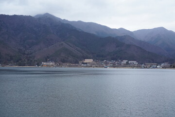 曇り空の河口湖と周辺の山々の風景