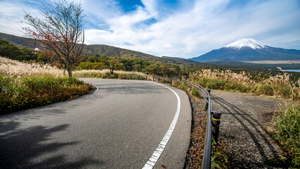 Fototapeta premium 富士山と山中湖を見渡す雄大なススキ野原