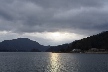 河口湖の夕暮れ時