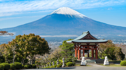 静岡県御殿場市にある平和公園から眺める晴れた日の富士山