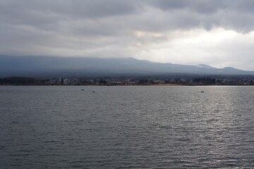 冬の曇り空の河口湖