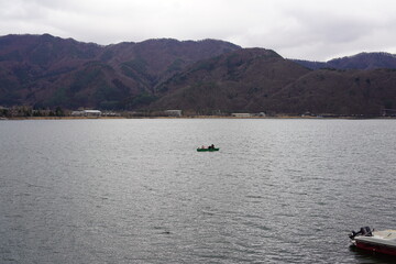 Fototapeta na wymiar 冬の河口湖に浮かぶ船