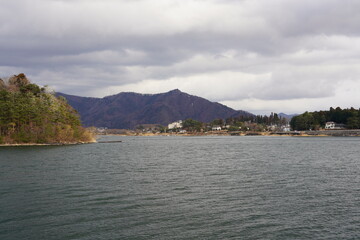 美しい山と湖畔の風景