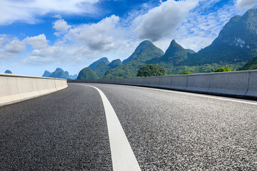 Obraz premium Asphalt highway and green mountain natural scenery in Guilin,China.