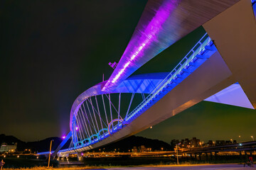 Obraz premium Night view of the Yangguang Bridge at Xindian District