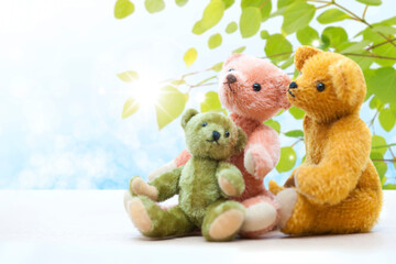 新緑とテディベアの家族