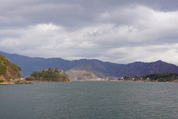 美しい山と湖畔の風景