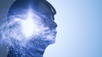 科学イメージ　瞑想する女性 © metamorworks