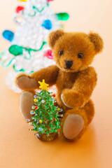 クリスマスツリーとテディベアの赤ちゃん