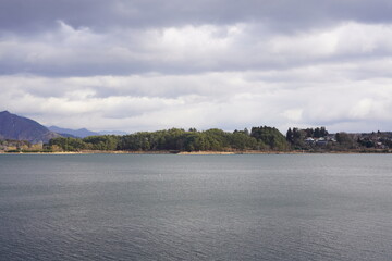 美しい山と湖畔の風景