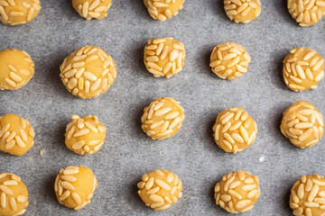 Primer plano de preparación de panellets al horno