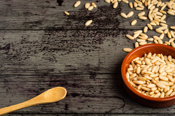 Bol de cerámica con piñones y cuchara de madera, con espacio para escribir