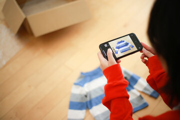 子供服を撮影する女性